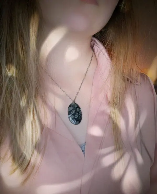 Collier tourmaline fossile